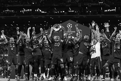 达尼洛同时斩获两座欧冠&解放者杯冠军，为历史首人