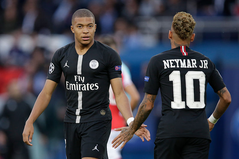 前锋突破造点，射门造成点球机会（前锋突入禁区造点，射门逼出点球）