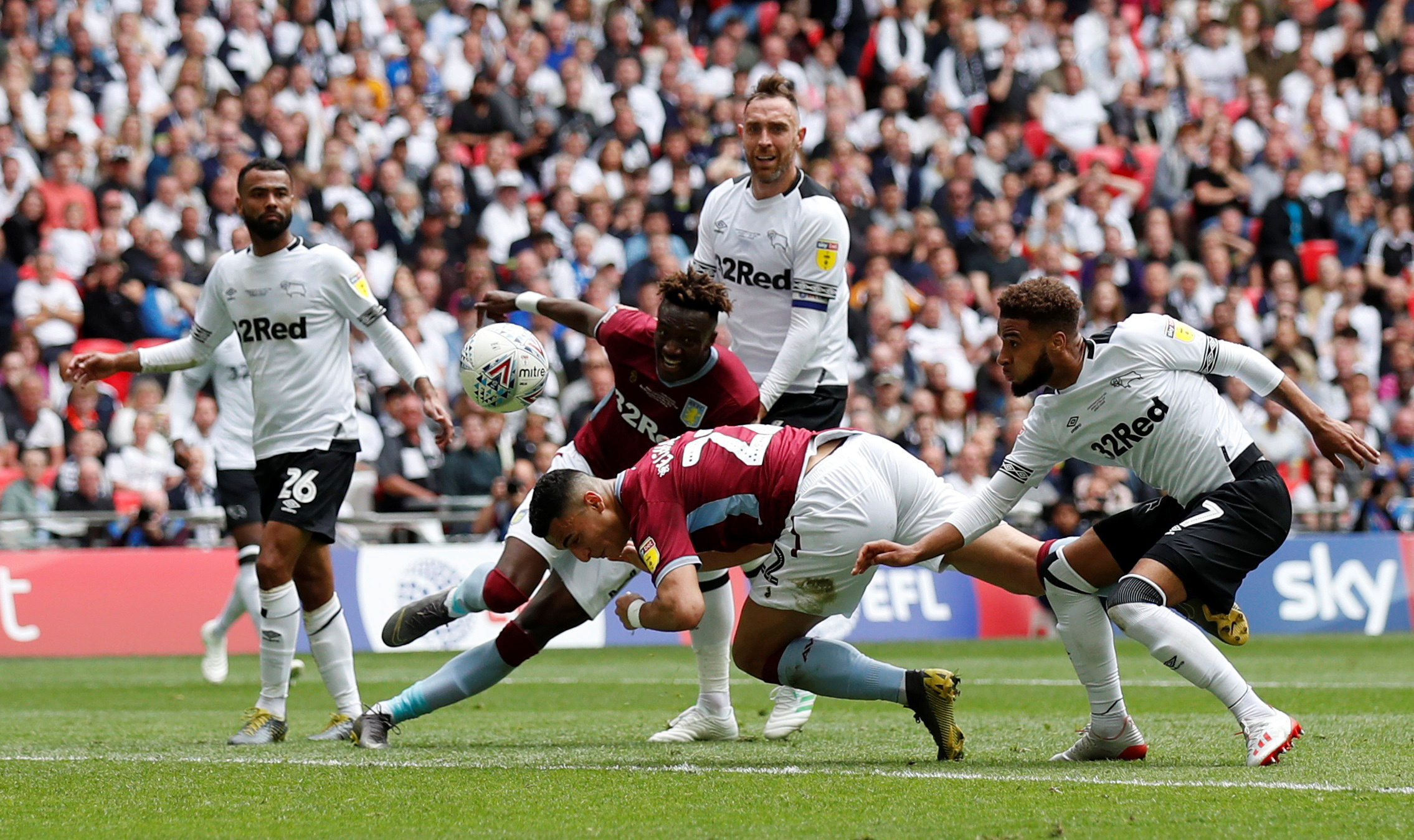 每体：皇马内部已经失衡，他们持续攻击裁判是在转移矛盾（每体：皇马内部失衡，频繁抨击裁判意在转移矛盾）