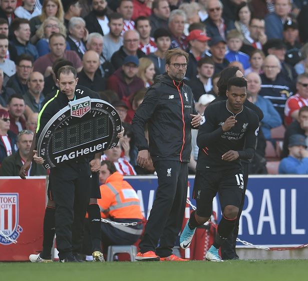 内马尔从中场跑回禁区开门球，结果队友直接开大脚让他无语