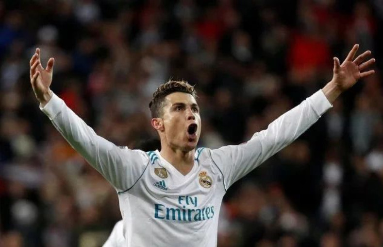 法兰克福球迷在诺坎普球场对巴萨支持者发动投掷袭击（诺坎普球场冲突：法兰克福球迷向巴萨支持者投掷物品）