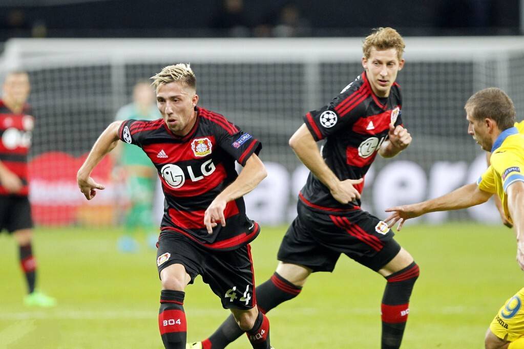 篮球湖人球迷制作大型海报欢迎队内新援（湖人球迷以巨幅海报欢迎新援加盟）